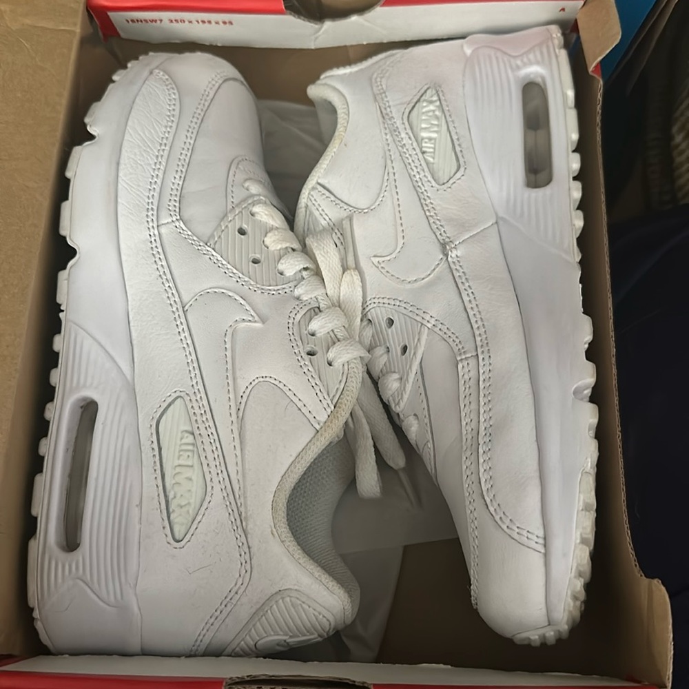 NIKE AIRMAX SIZE 4Y